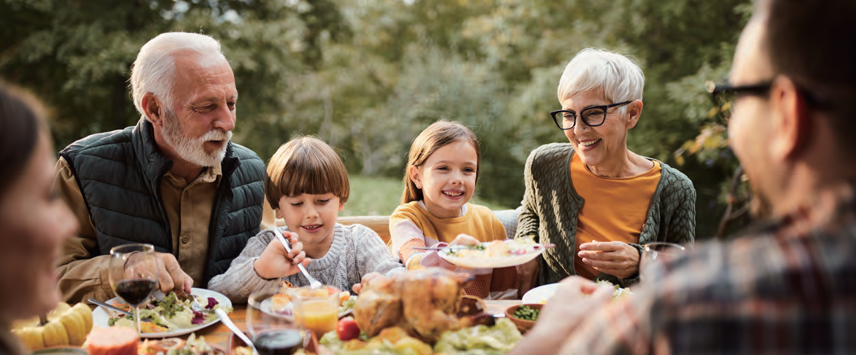 Diaexpert-family-eating-outside